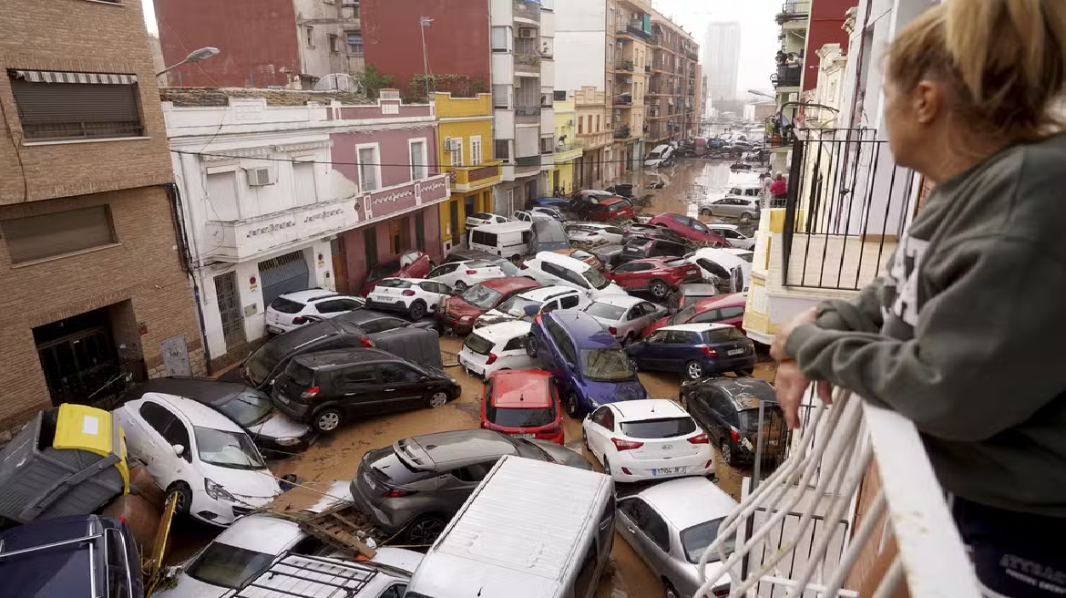 Pior enchente em décadas deixa 92 mortos em Valência, na Espanha; VÍDEO mostra destruição